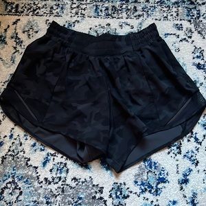 Lululemon camouflage Hotty Hot low rise lined 4” short